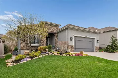 9853 Hollis Ln, Lenexa, KS 66227