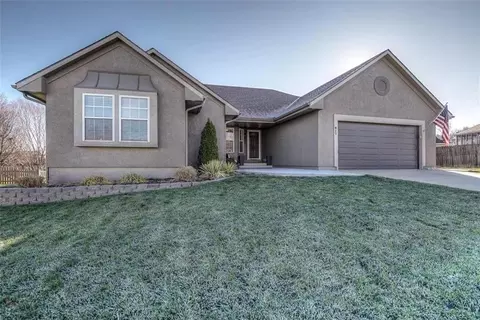 817 S Bridle Trail Ln, Peculiar, MO 64078