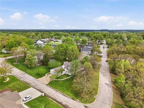 612 17th St, Osawatomie, KS 66064