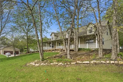 612 17th St, Osawatomie, KS 66064