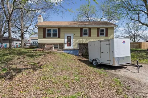1405 S Vine St, Holden, MO 64040