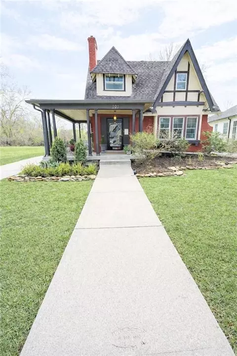 101 E Dartmouth Rd, Kansas City, MO 64113