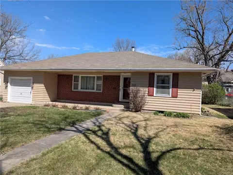 206 Hiawatha Ave, Hiawatha, KS 66434
