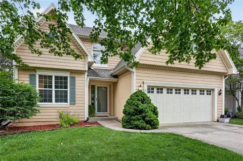 8442 Lakeview Ave, Lenexa, KS 66219