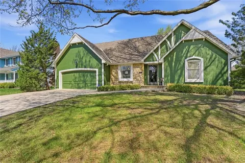 1204 SE 11th St, Lees Summit, MO 64081