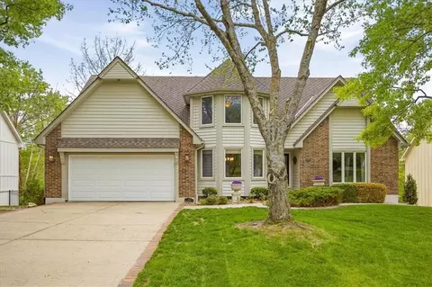 920 NW High Point Dr, Lees Summit, MO 64081