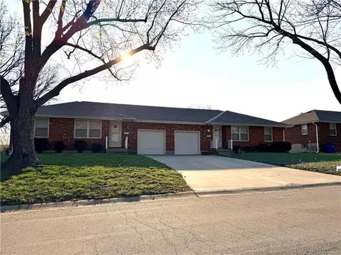 807 Magellan Ave, Lees Summit, MO 64086