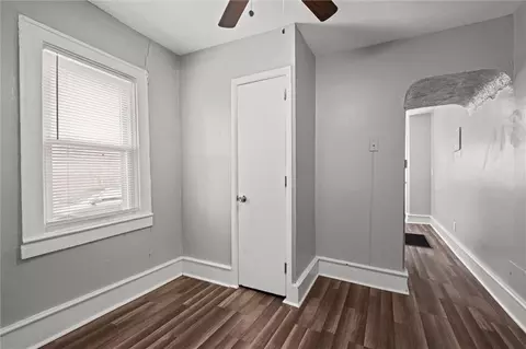 Entry Way - 514 W Walnut St, Independence, MO 64050 photo 5 of 8