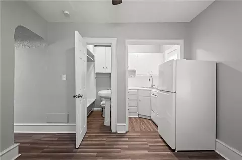 Entry Way - 514 W Walnut St, Independence, MO 64050 photo 7 of 8