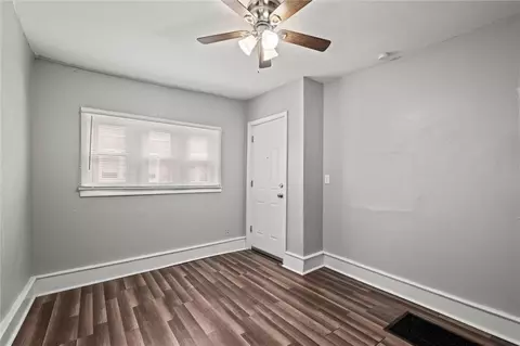 Entry Way - 514 W Walnut St, Independence, MO 64050 photo 4 of 8