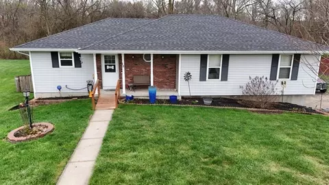 32 Mackenzie Dr, Saint Joseph, MO 64503