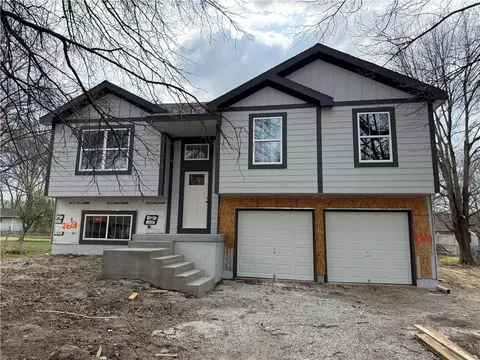 21608 S Clairmont St, Peculiar, MO 64078