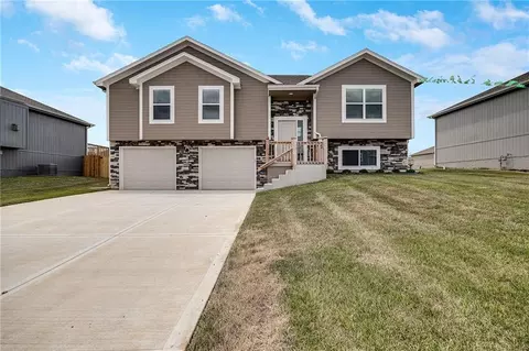 606 Wild Lupine Ln, Raymore, MO 64083