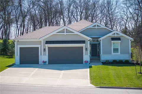 517 Southshore Dr, Lake Winnebago, MO 64034