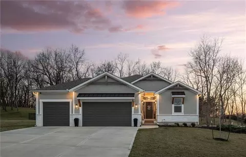 517 Southshore Dr, Lake Winnebago, MO 64034