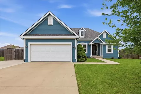 907 Hemlock St, Paola, KS 66071