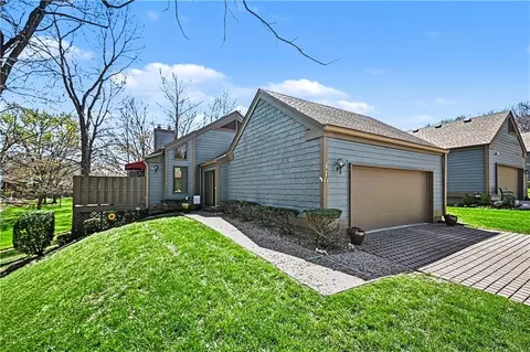 419 Lakeside Dr, Liberty, MO 64068