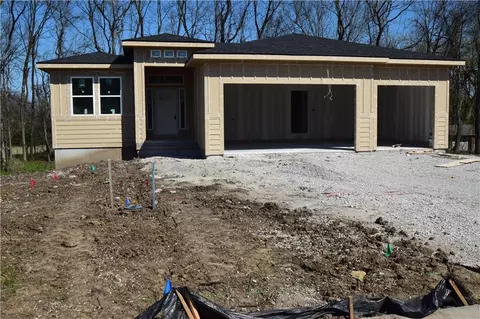 1703 SW Locust St, Oak Grove, MO 64075