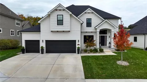 7160 N National Dr, Parkville, MO 64152