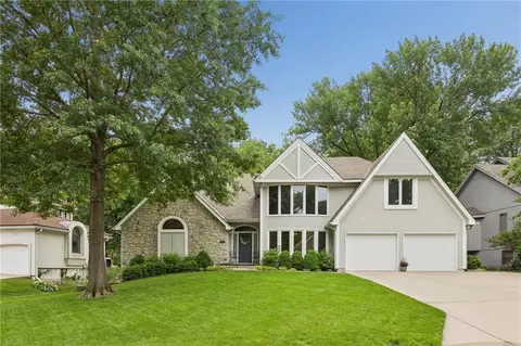 142 The Woodlands Dr, Gladstone, MO 64119