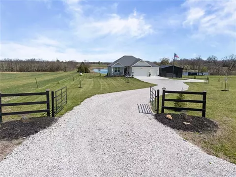20410 N 207th St, Tonganoxie, KS 66086