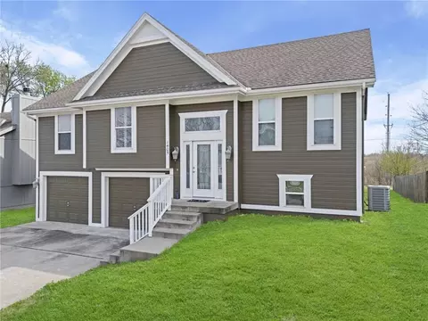 1405 NE 196th St, Smithville, MO 64089