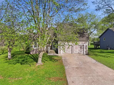 8111 Swarner Dr, Lenexa, KS 66215
