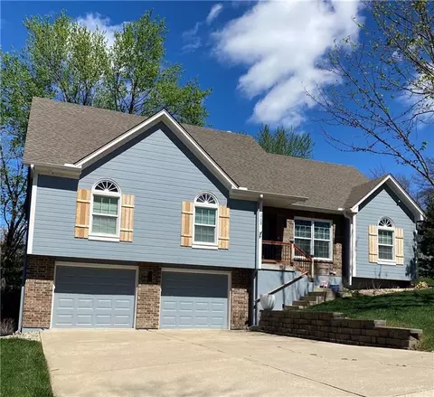 2109 SW Brookshire Dr, Blue Springs, MO 64015