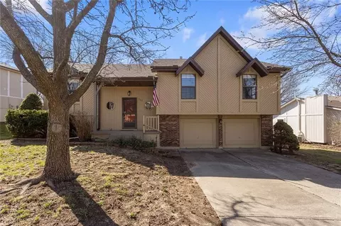 305 SE Bent Tree Dr, Blue Springs, MO 64014