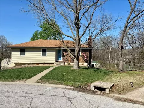 102 Cottonwood Close St, Warrensburg, MO 64093