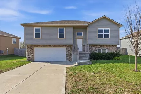 21285 W 219th St, Spring Hill, KS 66083