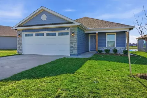 605 W Bluebird St, Gardner, KS 66030