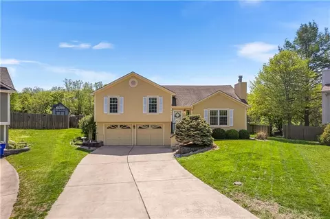 909 SW Daney Ct, Lees Summit, MO 64081