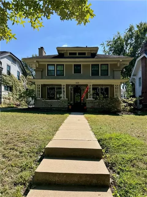 825 W Gregory Blvd, Kansas City, MO 64114