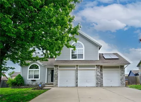 428 Madison Creek Dr, Raymore, MO 64083