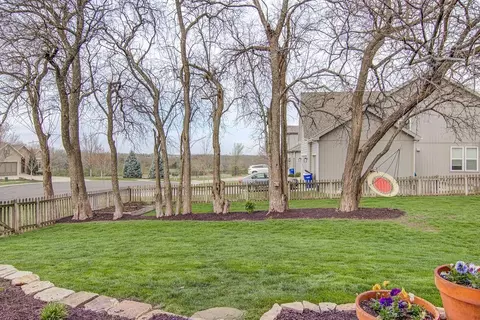 Exterior - 8012 Apache Rd, Lenexa, KS 66227 photo 7 of 9