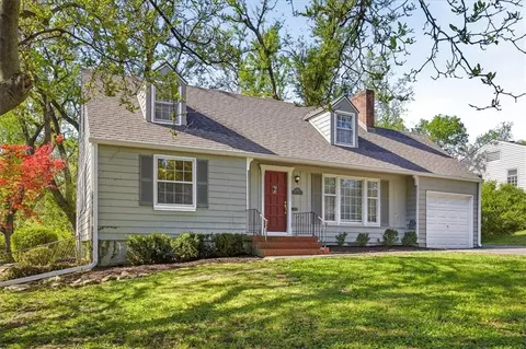 7748 Briar Dr, Prairie Village, KS 66208