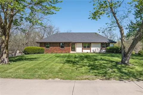 13491 Heritage Dr, Saint Joseph, MO 64505
