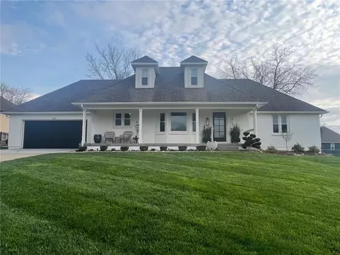 615 Overlook Dr, Raymore, MO 64083