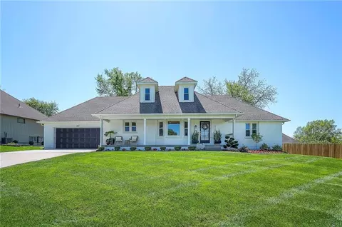 615 Overlook Dr, Raymore, MO 64083