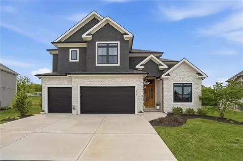 5730 Barn Hill Rd, Parkville, MO 64152