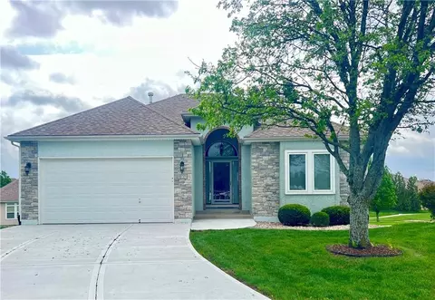 901 SW Olympia Ct, Lees Summit, MO 64082