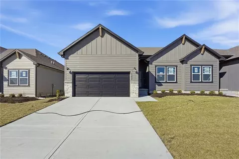 1223 SE Windbreak Dr, Lees Summit, MO 64081