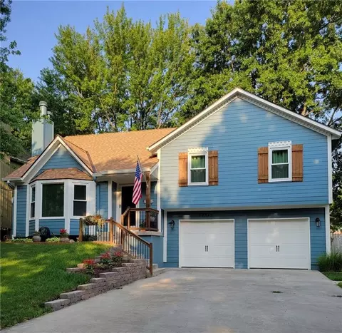 12414 S Blackfoot Dr, Olathe, KS 66062