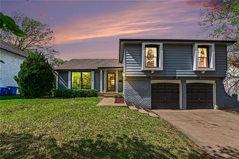 10602 W 102nd Ter, Overland Park, KS 66214
