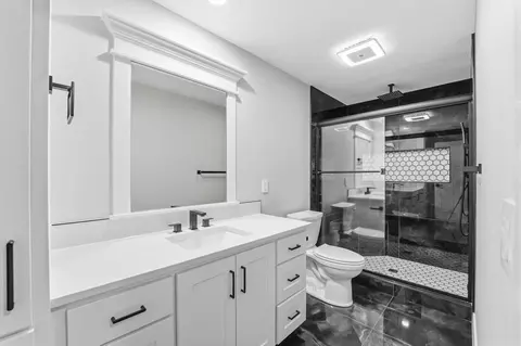 12706 10th St, Grandview, MO 64030