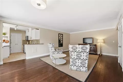 310 W 49 St #304, Kansas City, MO 64112