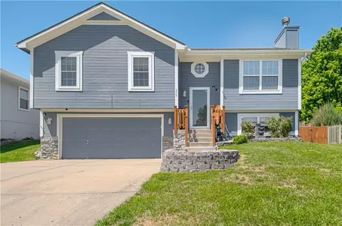 208 Hampton Dr, Smithville, MO 64089