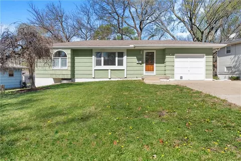 400 NE Howard St, Lees Summit, MO 64063