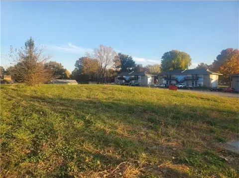 S Swope Drive, Independence, MO 64057 photo 3
